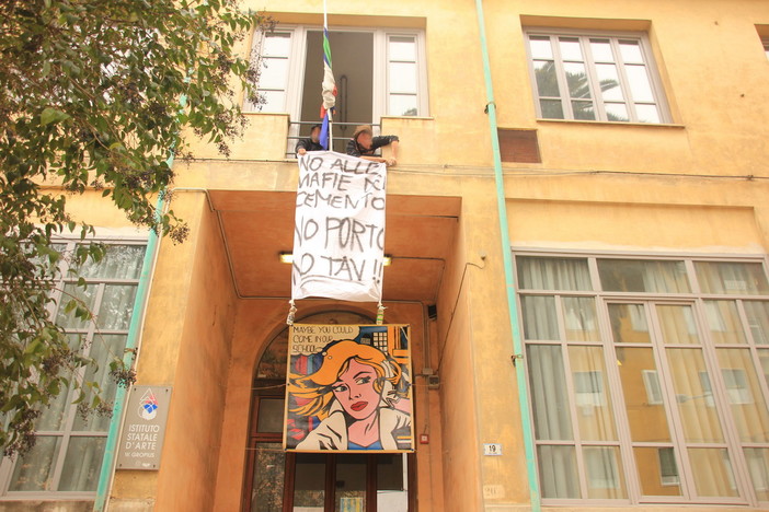 Imperia: striscione all'Istituto d'Arte per dire "No alle mafie del cemento-no porto-no tav" Imperia: striscione all'Istituto d'Arte per dire "No alle mafie del cemento-no porto-no tav"