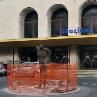 Ventimiglia: statua dell'artista Giuseppe De Feo posizionata in piazza della Stazione Ventimiglia: statua dell'artista Giuseppe De Feo posizionata in piazza della Stazione
