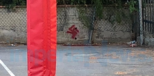 Imperia, svastica e scritte razziste al campetto delle Ferriere: continua l'escalation vandalica in città (Foto) Imperia, svastica e scritte razziste al campetto delle Ferriere: continua l'escalation vandalica in città (Foto)