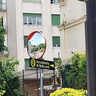 Sanremo, specchio disallineato alla nuova stazione: segnalazione dei residenti sulla sicurezza in uscita dal parcheggio Sanremo, specchio disallineato alla nuova stazione: segnalazione dei residenti sulla sicurezza in uscita dal parcheggio