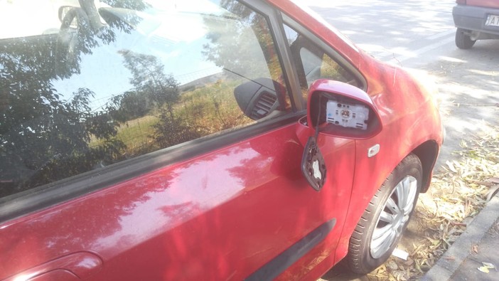 Imperia: raid vandalico sul lungomare Vespucci, danneggiati gli specchietti delle auto parcheggiate (foto) Imperia: raid vandalico sul lungomare Vespucci, danneggiati gli specchietti delle auto parcheggiate (foto)