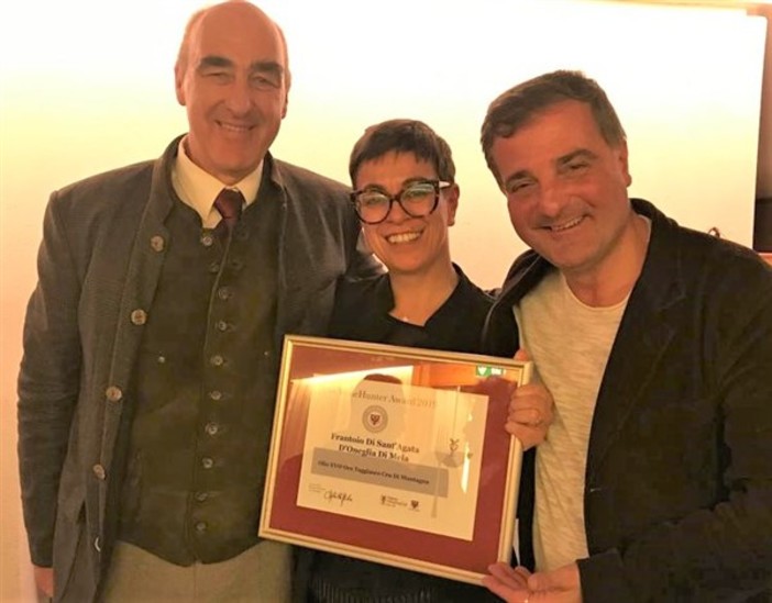 Serena Mela riceve il premio da Helmuth Köcher, patron di Merano WineFestival e Andrea Radic della Guida dell'Espresso.