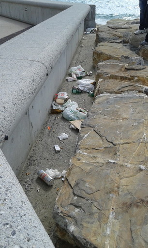 Sanremo: rifiuti lasciati da turisti 'mordi e fuggi', la segnalazione con foto di un lettore