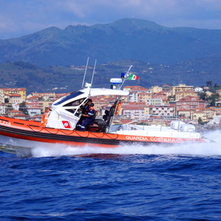 Imperia: la Guardia Costiera ha soccorso un'imbarcazione con motore in avaria, due persone a bordo Imperia: la Guardia Costiera ha soccorso un'imbarcazione con motore in avaria, due persone a bordo