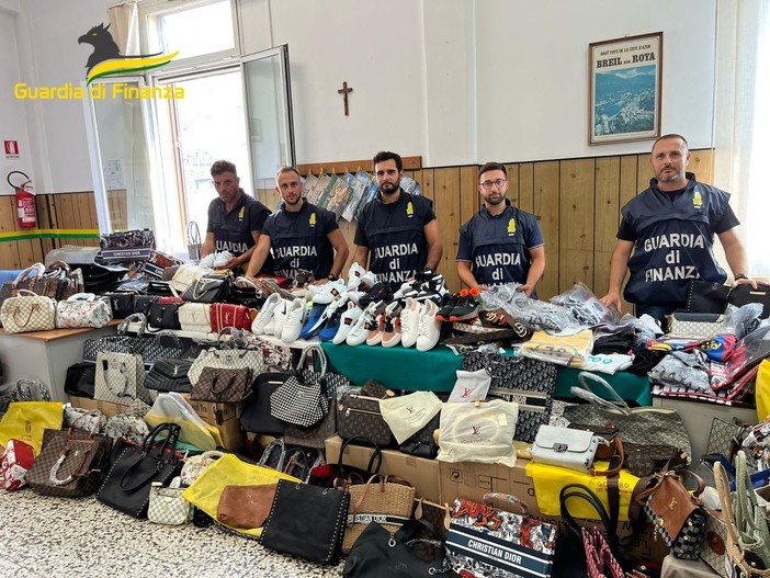 Maxi sequestro di patacche destinate al Mercato di Ventimiglia: la Finanza toglie 900 pezzi a 12 venditori abusivi