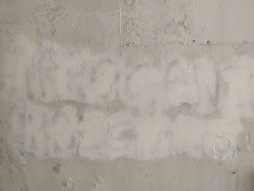 Imperia: scritte contro il sindaco Claudio Scajola all'ex stazione prima della cerimonia di inaugurazione della ciclabile (foto) Imperia: scritte contro il sindaco Claudio Scajola all'ex stazione prima della cerimonia di inaugurazione della ciclabile (foto)