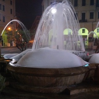Imperia: la fontana di piazza Dante riempita di schiuma, lo scherzo di qualcuno Imperia: la fontana di piazza Dante riempita di schiuma, lo scherzo di qualcuno
