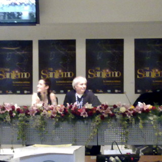 Festival di Sanremo 2011: Serena Abrami si presenta alla sala Radio e Tv Private