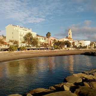 Eroico gesto di un’avvocato: Marzia Ballestra salva un uomo di 75 anni caduto in mare a Santo Stefano