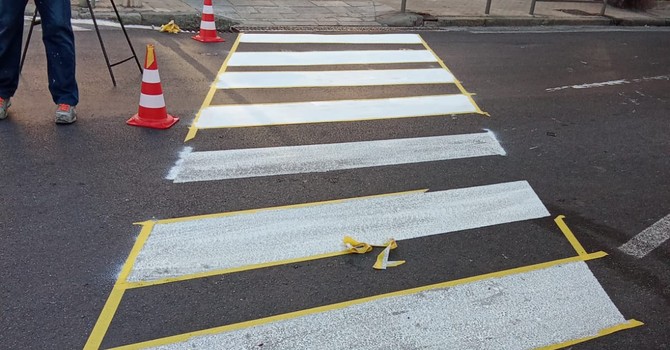Attraversare guardando lo smartphone potrebbe costare 75 euro: la stretta arriva anche per i pedoni della nostra provincia Attraversare guardando lo smartphone potrebbe costare 75 euro: la stretta arriva anche per i pedoni della nostra provincia