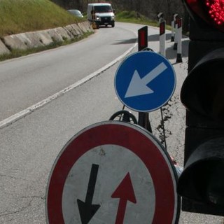 Un semaforo sulla Statale 28 provoca code, dieci minuti d’attesa per proseguire il viaggio Un semaforo sulla Statale 28 provoca code, dieci minuti d’attesa per proseguire il viaggio