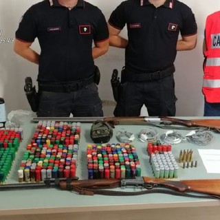 Taggia: aveva un mini arsenale in casa, bracconiere tabiese arrestato dai Carabinieri Forestali (Foto)