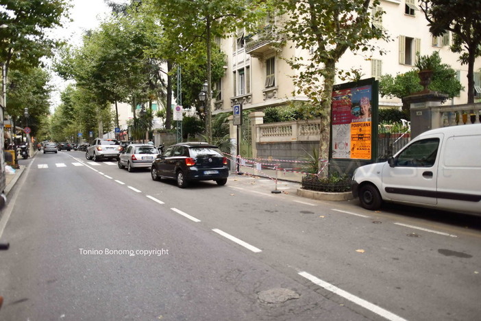 Sanremo: spostamento della pensilina del bus in corso Garibaldi, non si placano e le proteste e spuntano i cartelli 'ironici' Sanremo: spostamento della pensilina del bus in corso Garibaldi, non si placano e le proteste e spuntano i cartelli 'ironici'