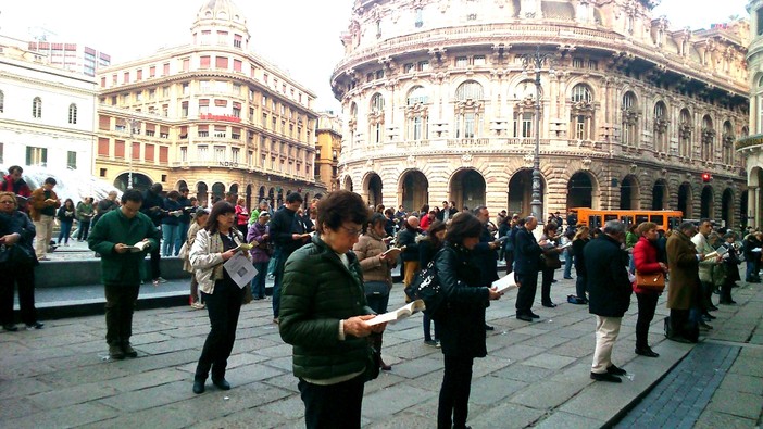 Cinquecento persone ieri sera in Piazza De Ferrari alla veglia silenziosa delle 'Sentinelle in Piedi'