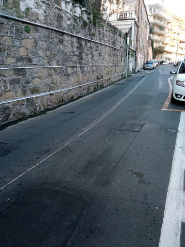 Sanremo: errata segnaletica sull'asfalto in via Galileo Galilei, la segnalazione con foto di due lettori