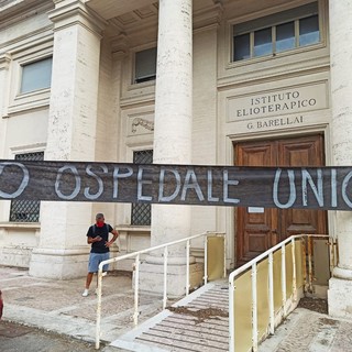 "No all'ospedale unico": striscione di protesta davanti all'istituto Barellai di Costarainera (Foto e video)