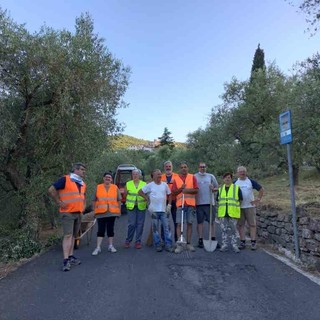 Pontedassio, i cittadini puliscono la provinciale per Bestagno, tra i volontari anche il parroco (foto) Pontedassio, i cittadini puliscono la provinciale per Bestagno, tra i volontari anche il parroco (foto)