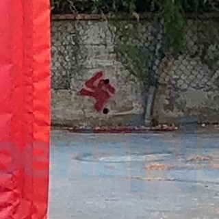 Imperia, svastica e scritte razziste al campetto delle Ferriere: continua l'escalation vandalica in città (Foto)