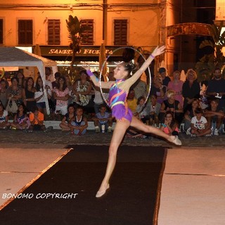 Sanremo: grande successo di pubblico ieri sera in piazza Colombo con lo spettacolo di ginnastica ritmica