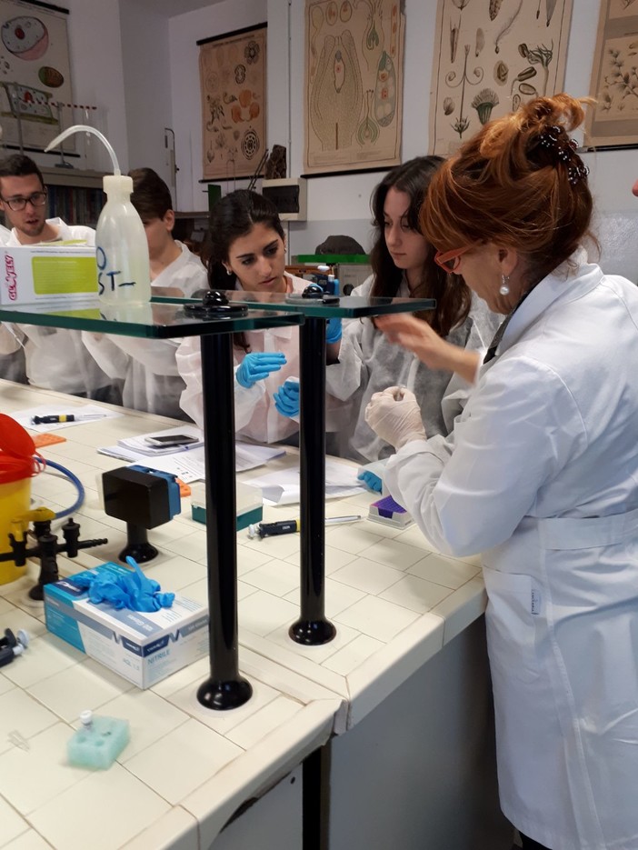 Sanremo: interessanti attività di laboratorio di biotecnologie all'Istituto Colombo, ieri il seminario con l'Università di Genova