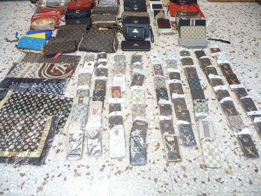 Sanremo: sequestrati 125 pezzi con il marchio contraffatto vicino alle spiagge di Bussana