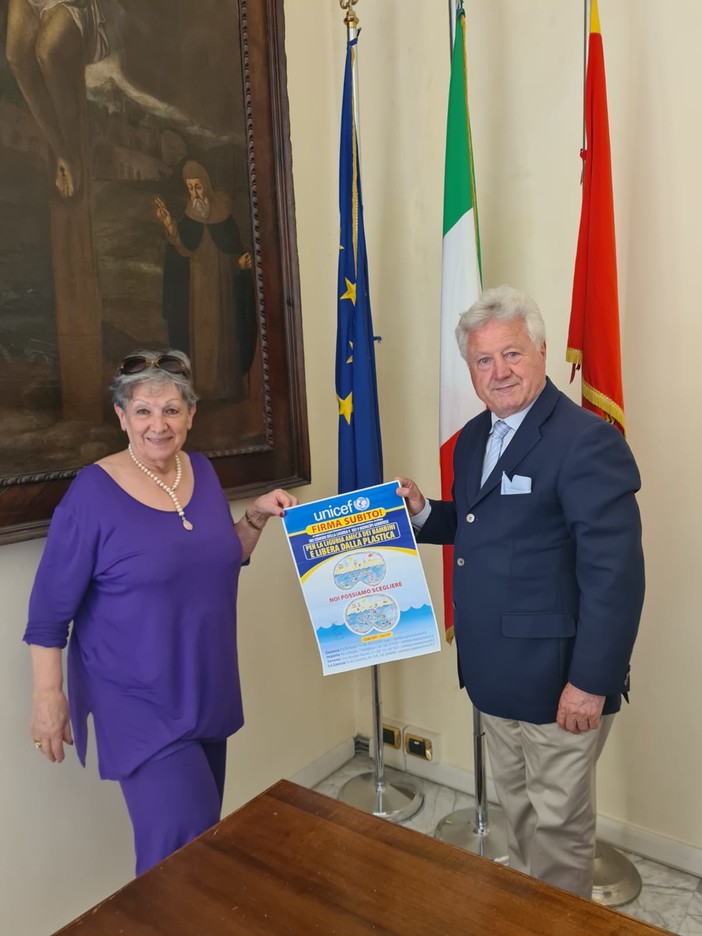 Ventimiglia, il sindaco Scullino firma la proposta di legge regionale "per una Liguria amica dei bambini e libera dalla plastica"