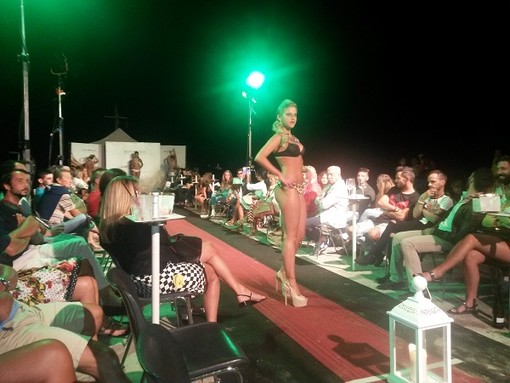 Imperia: in attesa del saluto delle miss, ieri ai Bagni Oneglio era di scena la Gold and Diamond night