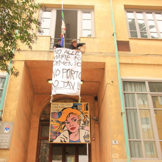 Imperia: striscione all'Istituto d'Arte per dire "No alle mafie del cemento-no porto-no tav"