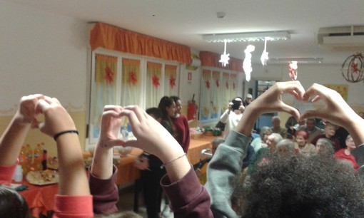 Pieve di Teco: festa di Natale insieme, i bimbi delle scuole in visita agli anziani ospiti della residenza Borelli Pieve di Teco: festa di Natale insieme, i bimbi delle scuole in visita agli anziani ospiti della residenza Borelli