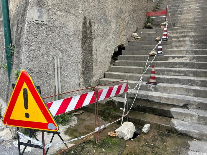 Sanremo, scalinata tra via Agosti e via Martiri nel degrado da oltre un anno, residenti e commercianti: "Bisogna fare qualcosa" (Foto) Sanremo, scalinata tra via Agosti e via Martiri nel degrado da oltre un anno, residenti e commercianti: "Bisogna fare qualcosa" (Foto)