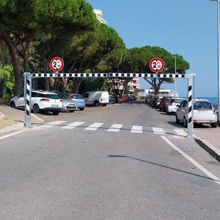 Ventimiglia, camper ai Balzi Rossi. Una cittadina: "La sbarra serve"