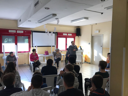 Ventimiglia, a Roverino "Oltre la trama: il ricamo come filo di libertà", incontro solidale per sostenere la famiglia di Shireen Alhamamreh Ventimiglia, a Roverino "Oltre la trama: il ricamo come filo di libertà", incontro solidale per sostenere la famiglia di Shireen Alhamamreh