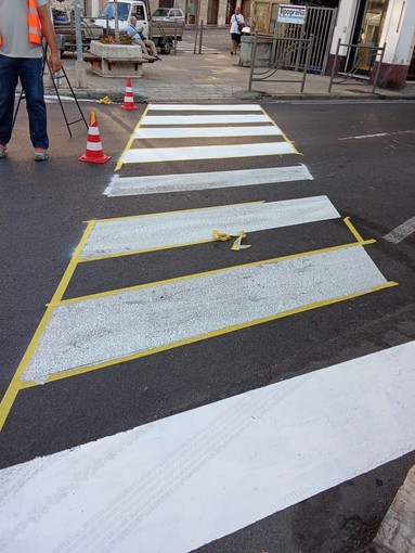 Attraversare guardando lo smartphone potrebbe costare 75 euro: la stretta arriva anche per i pedoni della nostra provincia Attraversare guardando lo smartphone potrebbe costare 75 euro: la stretta arriva anche per i pedoni della nostra provincia