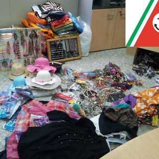 Diano Marina: nell'attività di controllo del litorale, merce sequestrata dai militi della Capitaneria Diano Marina: nell'attività di controllo del litorale, merce sequestrata dai militi della Capitaneria