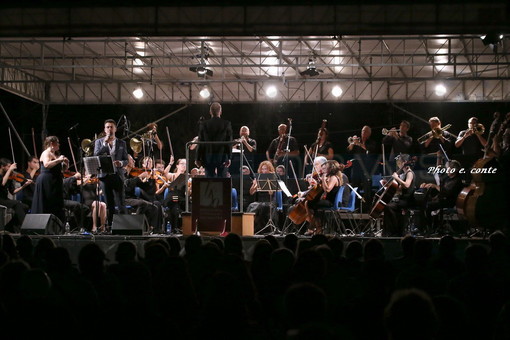 Ieri sera ai Giardini Löwe, 3 minuti di applausi continui per l’Orchestra Sinfonica di Bordighera (foto e video)