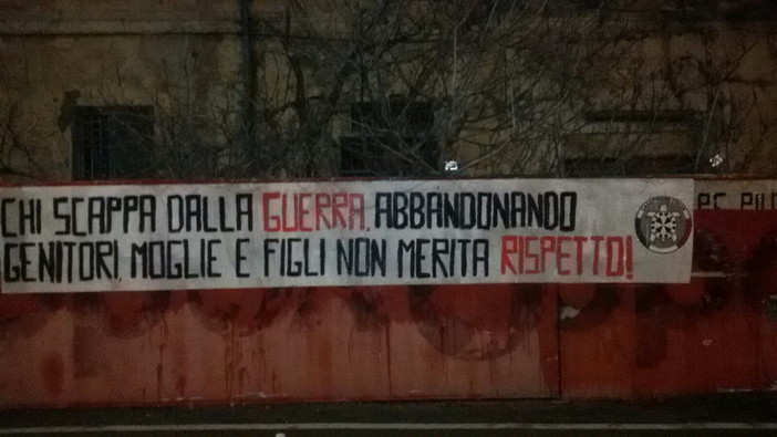 Immigrati: "Chi scappa dalla guerra non merita rispetto", striscione ‘choc’ di CasaPound ad Imperia