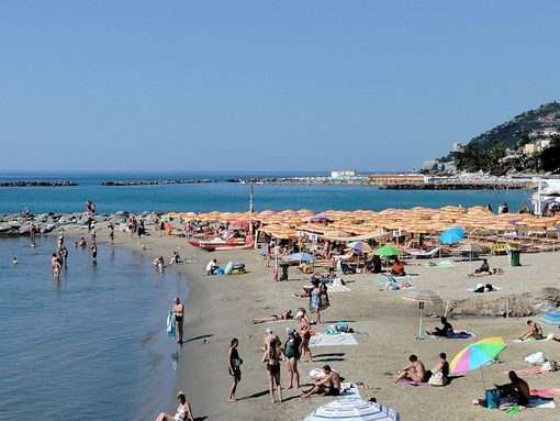 Spiagge della Riviera di Ponente, luglio a due velocità: weekend da tutto esaurito, ma nei giorni feriali le presenze rallentano