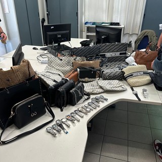 Sanremo: fermato in flagranza di reato cittadino senegalese con merce contraffatta Sanremo: fermato in flagranza di reato cittadino senegalese con merce contraffatta