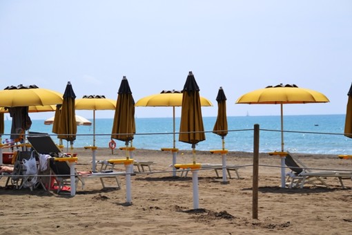 Ventimiglia: libero transito sulle spiagge, un lettore invia la normativa della Regione della fascia di libero transito sulla battigia Ventimiglia: libero transito sulle spiagge, un lettore invia la normativa della Regione della fascia di libero transito sulla battigia