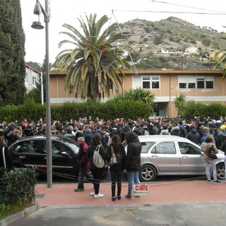 Ventimiglia: mancano i professori di ruolo al 'Marco Polo', ad ottobre ancora orari provvisori, Monticone “Purtroppo è così in tutte le scuole” Ventimiglia: mancano i professori di ruolo al 'Marco Polo', ad ottobre ancora orari provvisori, Monticone “Purtroppo è così in tutte le scuole”