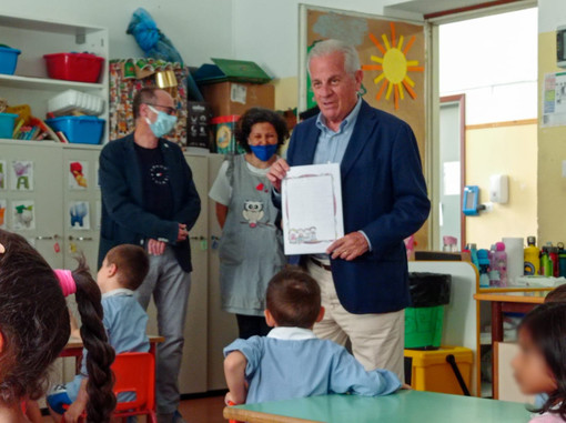 Imperia, il sindaco Scajola in visita alla scuola dell'Infanzia di piazza Roma: "Il futuro passa dall'educazione e dall'esempio che sapremo dare ai più piccoli" (foto) Imperia, il sindaco Scajola in visita alla scuola dell'Infanzia di piazza Roma: "Il futuro passa dall'educazione e dall'esempio che sapremo dare ai più piccoli" (foto)