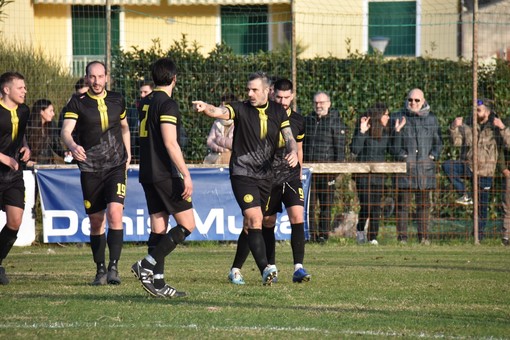 Stefano Sorrentino festeggia la rete del 2-1 (foto Massimo Speedy Vaccarezza)