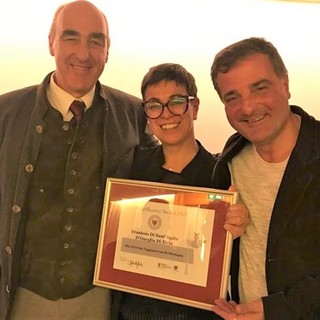 Serena Mela riceve il premio da Helmuth Köcher, patron di Merano WineFestival e Andrea Radic della Guida dell'Espresso. Serena Mela riceve il premio da Helmuth Köcher, patron di Merano WineFestival e Andrea Radic della Guida dell'Espresso.