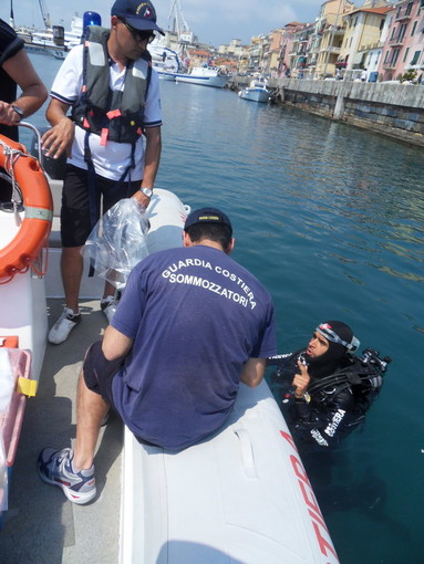 Imperia: i sommozzatori della Guardia Costiera controllano i fondali del porto di Oneglia