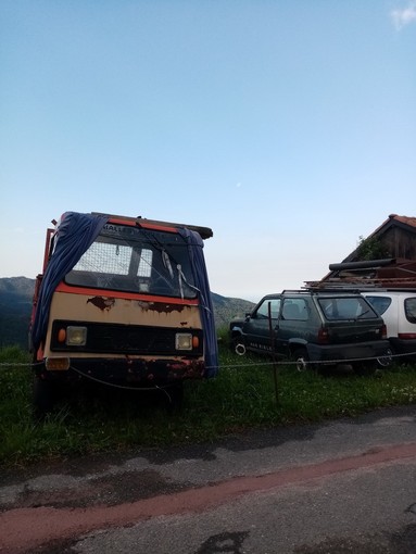Bajardo: camioncino abbandonato all'entrata del paese, la segnalazione con foto di un lettore