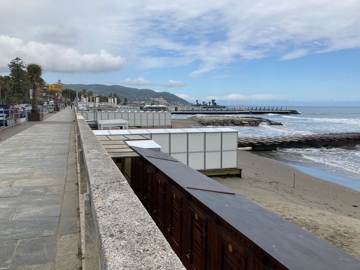 A Diano Marina fino al 30 settembre è vietato passeggiare su spiagge libere, moli e scogliere dalle 19 alle 8
