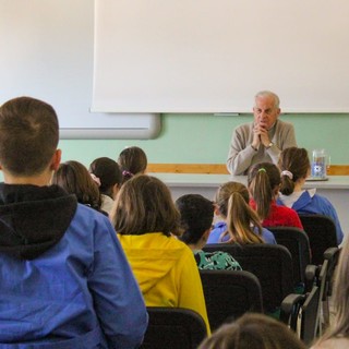 Imperia, alunni a scuola di politica con il sindaco Claudio Scajola Imperia, alunni a scuola di politica con il sindaco Claudio Scajola