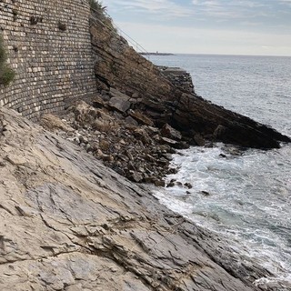 Imperia, mare inquinato: le analisi dell'Arpal rilevano valori non conformi sulla spiaggia delle Rateghe