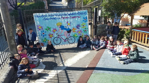 Striscione con i piedini dei bambini dell'asilo di Poggio per salutare il passaggio della Milano-Sanremo