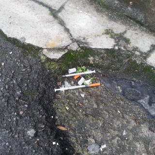Sanremo: siringhe in via Melandri, la costernata segnalazione di un lettore (foto) Sanremo: siringhe in via Melandri, la costernata segnalazione di un lettore (foto)